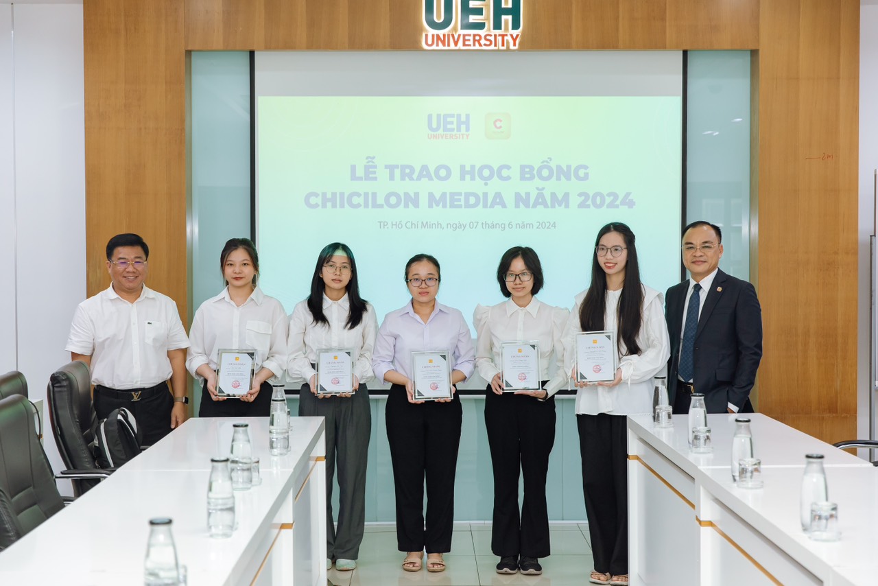 Ông Trần Kim Long Hải – Giám đốc Tài chính Chicilon Media (ngoài cùng bên phải) cùng GS.TS. Nguyễn Khắc Quốc Bảo - Phó Giám đốc UEH trao học bổng cho sinh viên