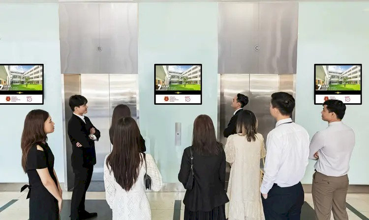 Đặc điểm nổi bật của quảng cáo trong nhà là thu hút sự tập trung và nhắm đúng đối tượng khách hàng tiềm năng