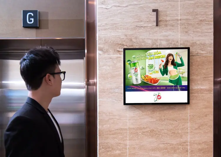 Loại màn hình gắn cố định trên tường, phù hợp với không gian nhỏ hẹp và tiếp cận trực diện.
