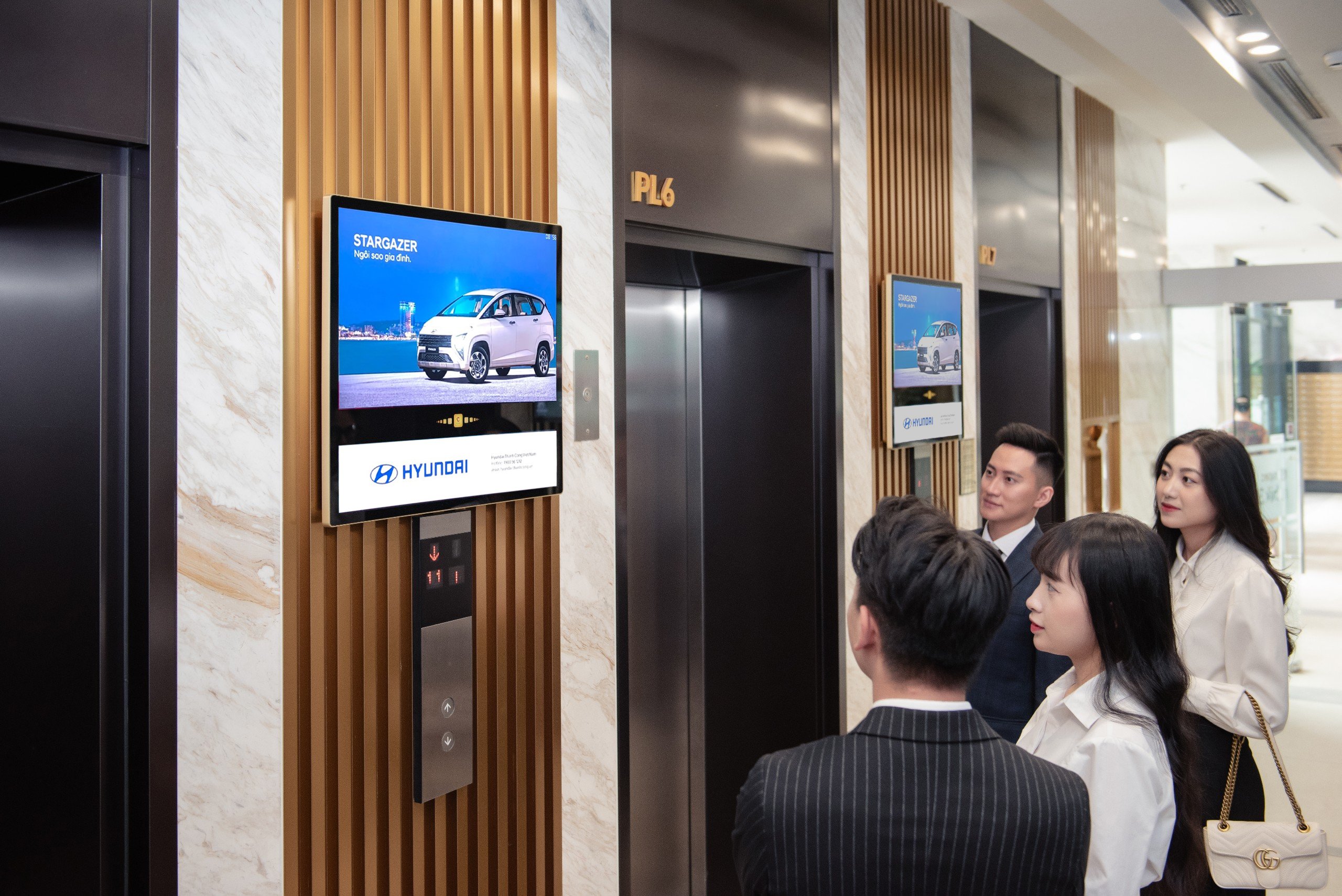 A Chicilon Media advertising screen in the elevator lobby