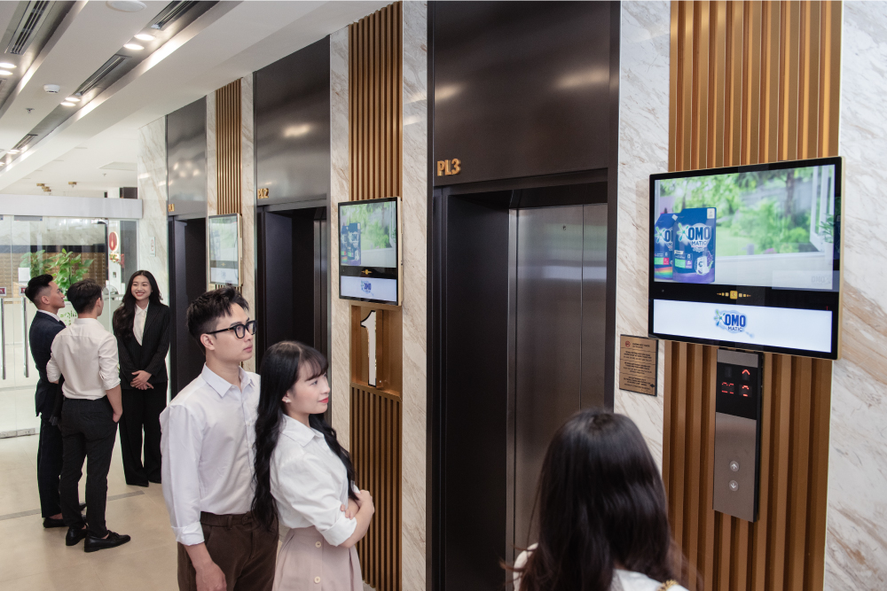 Advertising screens attract viewers directly