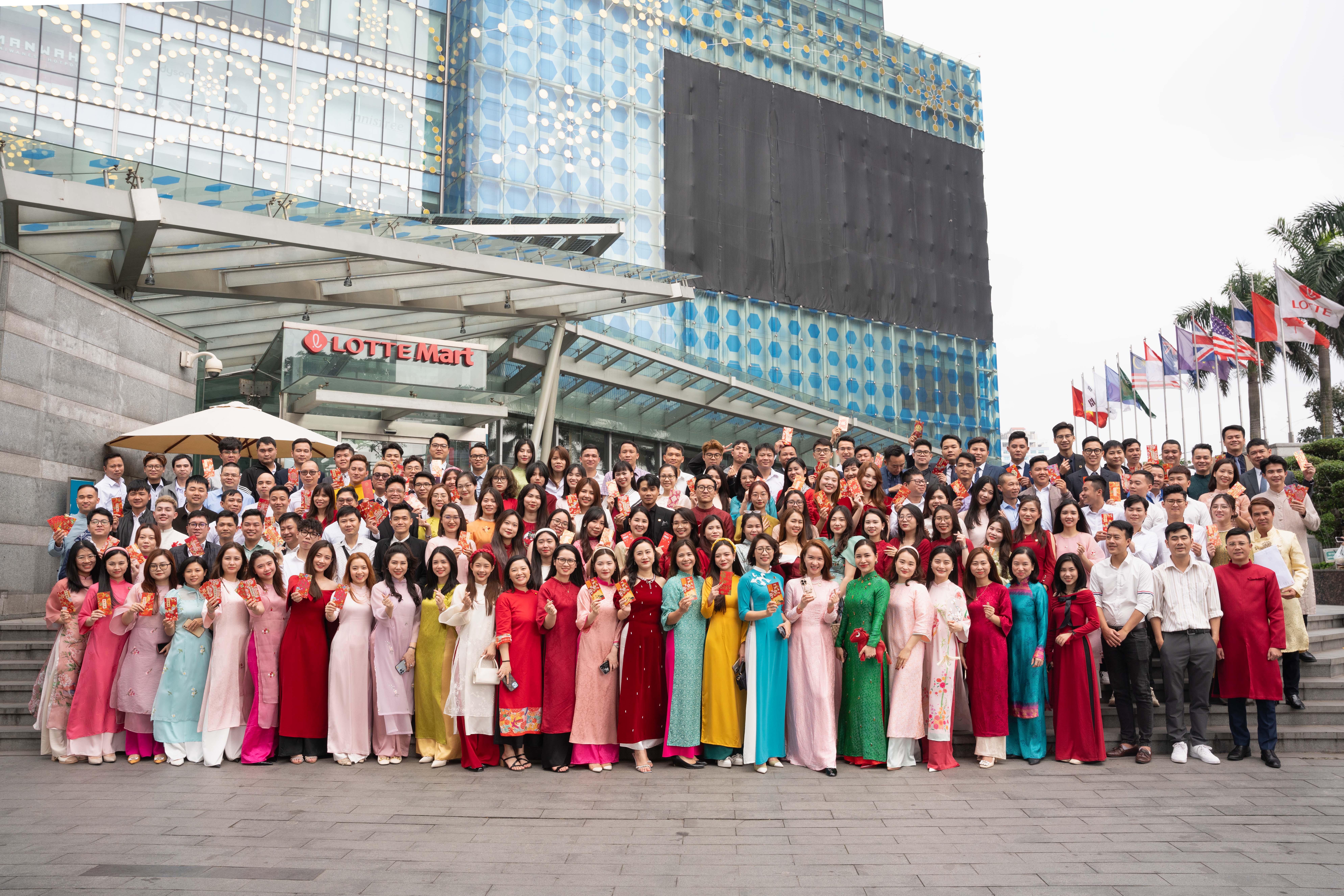 Chicilon Media's senior and middle management teams rejoiced with employees on the new spring day at the Hanoi office