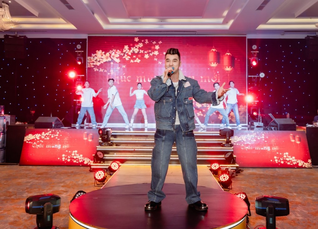 Singer Ung Hoang Phuc performs at Chicilon Media's year end party