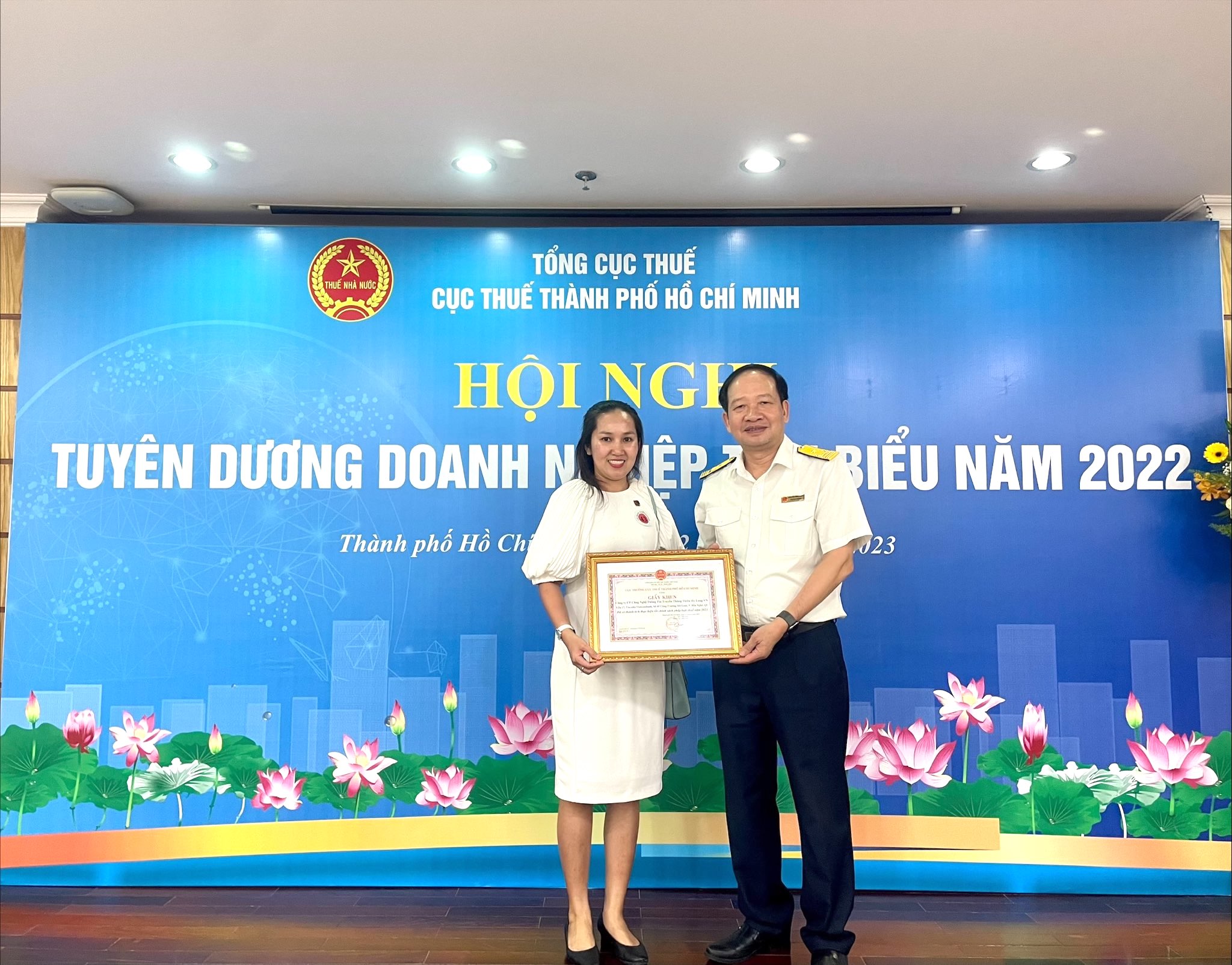 Đại diện Chicilon Media nhận biểu dương của cơ quan thuế