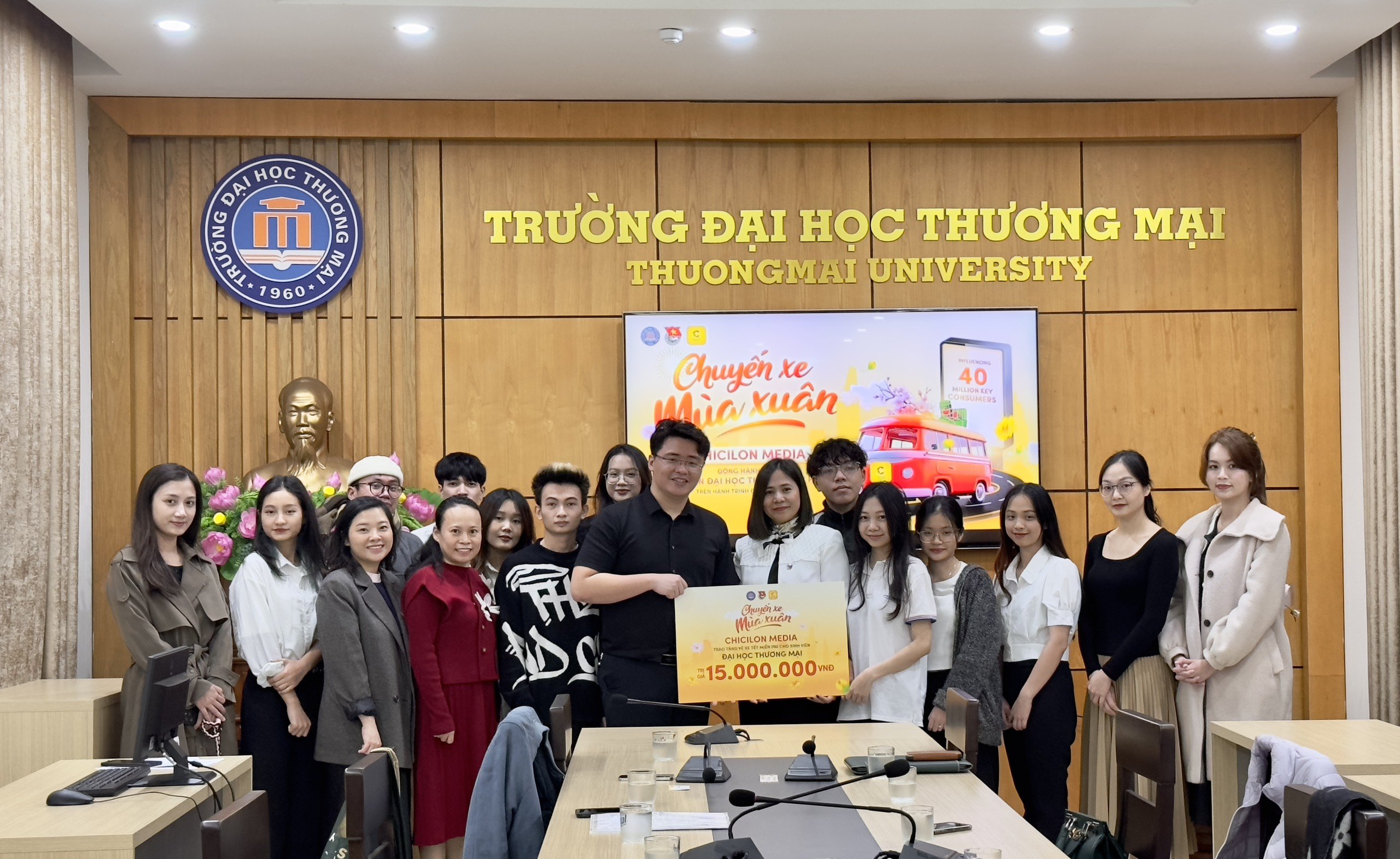 Những tấm vé xe ấm áp đã được Chicilon Media trao tận tay cho các em sinh viên có hoàn cảnh khó khăn