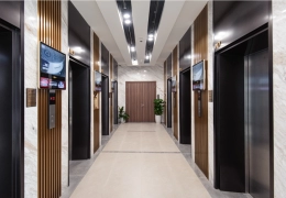 Quảng cáo thang máy kỹ thuật số và quảng cáo ngoài trời: Hình thức nào tối ưu hiệu quả truyền thông?